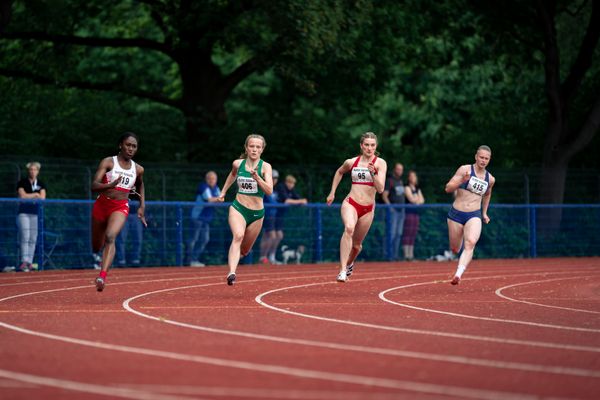 Chelsea Kadiri (Sportclub Magdeburg), Nele Jaworski (VfL Wolfsburg), Line Schroeder (Hamburger SV) und Michelle Raedler (SG Motor Gohlis-Nord Leipzig e. V.)  ueber 200m am 14.05.2022 beim Nationalen Leichtathletik-Meeting im Erika-Fisch-Stadion in Hannover